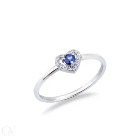 Anello in oro bianco 18k a forma di cuore con contorno in diamanti e zaffiro blu centrale