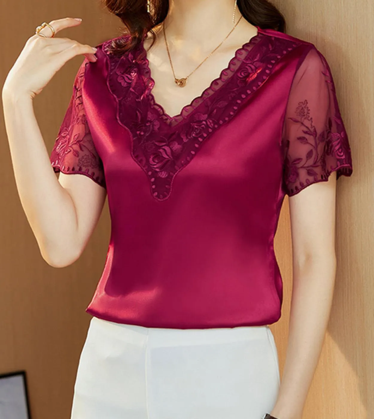 Camicetta elegante in pizzo di raso alla moda Ricamo estivo M 4xl Top manica corta Camicetta Cucitura Abbigliamento donna Camici