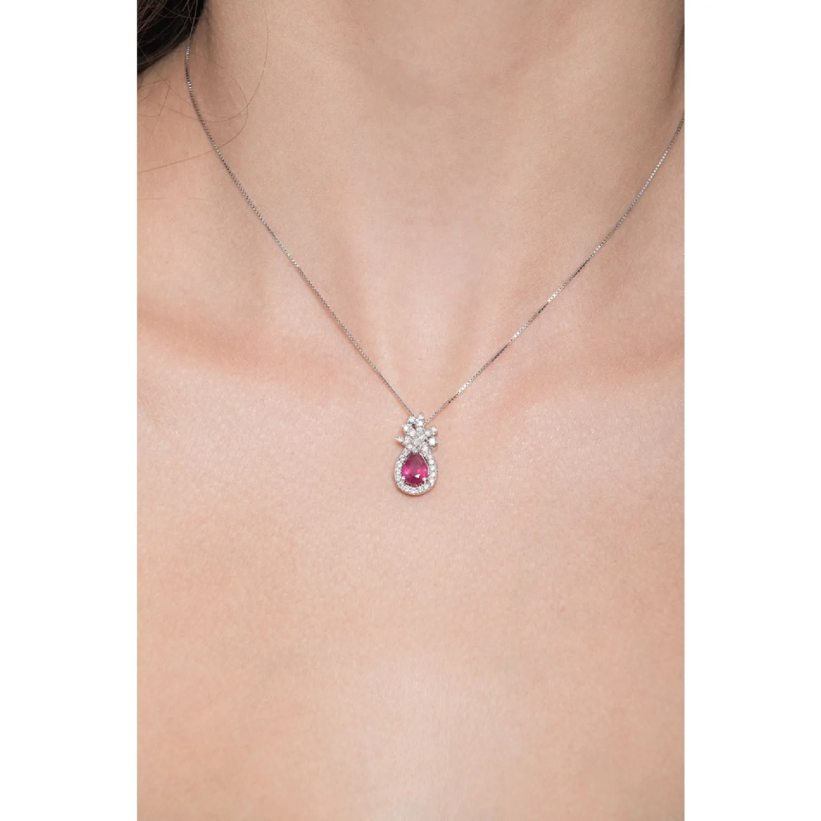 Collana in oro bianco 18k  pendente a goccia con diamanti e rubino