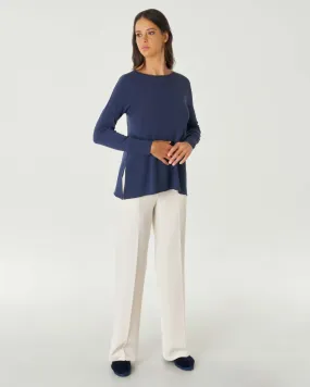 Maglia blu in misto viscosa dalla linea svasata con spacchi laterali