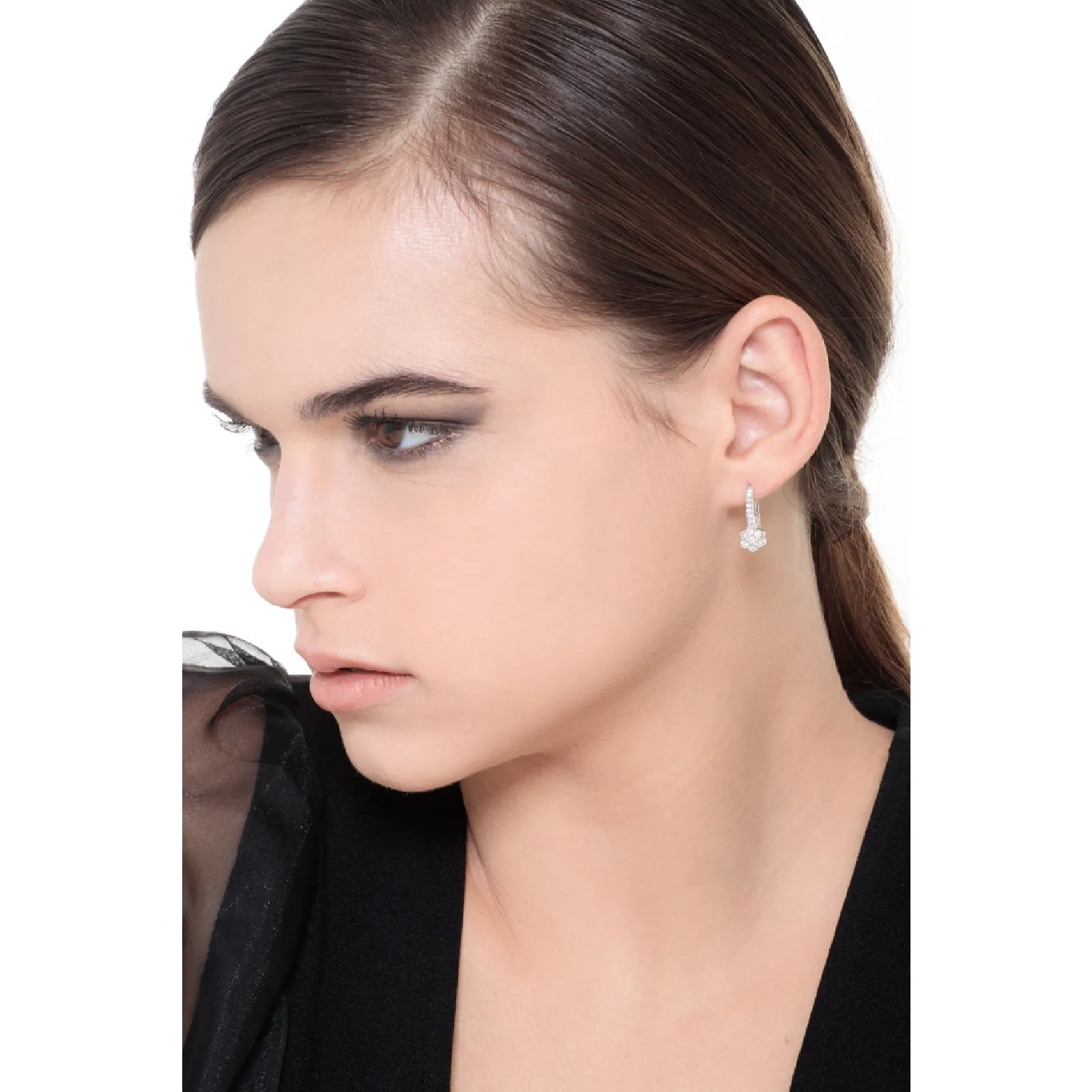 Orecchini monachella a fiore in oro bianco 18k con diamanti