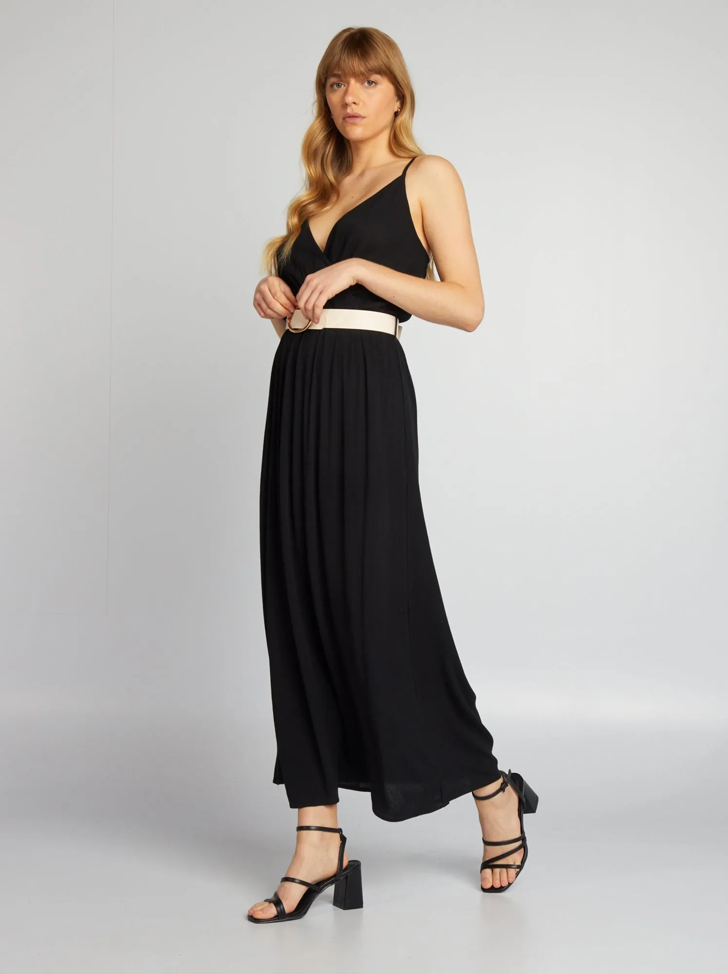 Vestito con cintura e spalline sottili - nero